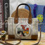 Tory burch ella multi stitch canvas micro tote กระเป๋าใบนี้บอกเลยว่าสไตล์เก๋และแปลกตาเลยทีเดียว กระเป๋าทรงสี่เหลี่ยมขนาดมินิ มีสายเล็กๆ สำหรับสะพายข้าง ลวดลายและสีสันบนกระเป๋ามีเอกลักษณ์ความเป็นวินเทจแบบทอรี่โดยเฉพาะ เป็นอีกหนึ่งแอ็กเซสเซอรี่ที่ทางแบรนด์ร