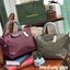 Longchamp LE PLIAGE NÉO TOP HANDLE BAG อีกหนึ่งรุ่นยอดนิยม ที่สาวๆ ต้องมีไว้เก็บไว้สักใบ กระเป๋าโท้ทใบนี้ มาพร้อมกับสีที่มีสไตล์เรียบง่าย มีสายสะพายยาวปรับสั้นยาวได้ช่วยให้คุณสามารถสะพายไหล่ได้อย่างสบาย ในตัวสายปักโลโก้อันเป็นสัญลักษณ์ ในขณะที่ที่ปิดแบบซิ