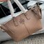 ของแท้ 💯% 】Tory Burch McGraw Top-Zip Satchel เรียกได้ว่าใบเดียวก็เอาอยู่ สำหรับสาวๆที่ชอบทรง Tote Bags และ Crossbody Bags ใบนี้ตอบโจทย์ได้ดี โทนสีเรียบง่ายแต่แฝงไปด้วยความดูดี สุขุมและเป็นผู้ใหญ่