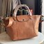 Longchamp Le Pliage Cuir Top handle bag S เรียกว่าเป็นกระเป๋าอีกหนึ่งรุ่นที่ไม่ว่ายังไงก็ฮอตฮิตและติดเทรนด์ตลอดไม่เคยเปลี่ยนกับ ทรง Le Pliage Cuir หนึ่งในตระกูลกระเป๋าสุดไอคอนิกจากแบรนด์