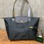 Longchamp LE PLIAGE Club (พร้อมส่ง 8 สี) TOTE BAG S กระเป๋ารุ่นยอดนิยม ที่สาวๆ ต้องมีไว้เก็บไว้สักใบ ด้วยตัวน้ำหนักกระเป๋า Longchamp เบาแสนเบา แต่จุของได้เยอะมาก สำหรับลุคทางการกึ่งลำลอง แฝงความสบาย ยามเดินทาง จุดเด่นอย่างหนึ่งของ กระเป๋าก็คือ สามาถพับเก็