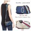 Marc Jacobs Snapshot Bag กระเป๋าแบรนด์ดังจากสัญชาติอเมริกัน นับได้ว่ารุ่นนี้เป็นรุ่นทรงฮิตเลยทีเดียว โดยด้านหน้ากระเป๋าจะเป็นโลโก้แบบโลหะที่เป็นสัญลักษณ์ของแบรนด์นี้ มาพร้อมสายสะพายที่จะสะพายยังไงก็ดูโดดเด่น เพราะขนาดใหญ่ที่สกรีนตัวอักษรโลโก้ ในรูปแบบต่าง