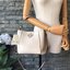 คอลเลคชั่นขายดี มากี่รอบๆ ก็หมดไวทุกรอบ!! TORY BURCH MCGRAW MINI BUCKET BAG กระเป๋าสะพาย และ ถือ คล้องแขน ทรงถัง สะพายได้ 2 ทรง ผลิตจากหนังแท้ หนังลูกวัว หนังนุ่ม หนังหอม น้ำหนักเบามากกก!! หนังลื่น นิ่มสวยมากๆ!! ด้านหน้าประดับโลโก้แบรนด์ ภายในโล่งกว้าง มี