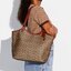 COACH C6336 DAY TOTE IN SIGNATURE CANVAS ใหม่ล่าสุด กับกระเป๋าทรงโท้ทใบใหญ่ สวยสะกดสายตา ด้วยดีไซน์ที่ดูเรียบง่าย แต่แฝงไปด้วยดีเทลเล็กๆ ที่เสริมให้ไอเท็มนี้ดูแพง พิเศษ กระเป๋าลูกใบเล็กอีกหนึ่งใบ พกติดกับกระเป๋า หรือจะเอาไปแยกใช้ก็ได้ วัสดุหนังแคนวาส สลับ