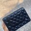Chanel รุ่น Limited edition วัสดุหนังลายคาเวียร์ เนื้อนุ่ม อยู่ทรงคุณภาพดีตามแบบฉบับของแบรนด์ ขนาดกำลังดี น้ำหนักเบา ด้านหน้ามีโลโก้แบรนด์อะไหล่หรู มีช่องใส่บัตร ใส่ของจุกจิก เปิดปิดด้วยฝาปิดกระดุม ซับในหนัง ตัวจริงสวยมากๆถูกใจรีบจองนะคะ Premium Gift แท้ 