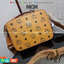 M.C.M KLASSIK CROSSBODY BOX BAG ไอเท็มขวัญใจเซเลปอีกหนึ่ง!! กระเป๋าสะพายครอสบอดี้ดีไซน์ทรงกล่อง ด้วยรูปลักษณ์ที่มีสไตล์ สามารถใช้กับลุคแคชชวล หรือลุคไหนๆก็ทำให้ดูโดดเด่นขึ้นมาได้ วัสดุหนังแคนวาสคุณภาพดี เปิด-ปิดด้วยซิป มีช่องหลัก 2 ช่อง มาพร้อมสายสะ