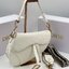 ORI หนังแท้ | DIOR Saddle Bag with Strap Grained Leather กระเป๋าถือ/สะพายทรงอานม้า รุ่นยอดนิยมที่มีเอกลักษณ์สวยงามเหนือกาลเวลา ลูกเล่นห้อยด้วยตัวอักษร D ตรงหูหิ้วมีกิมมิค CD สวยหรูดูแพง
