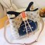 LV neonoe monogram canvas สีใหม่ อีกหนึ่งรุ่นท็อปฮิต ที่ไม่มีไม่ได้จริงๆ กับกระเป๋าสะพายทรงบัคเก็ตใบใหญ่ โดดเด่นและเป็นเอกลักษณ์ด้วยการตกแต่งลายพิมพ์เฉพาะลงบนผืนหนัง