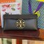 Tory burch Miller Metal clutch กระเป๋าคลัทช์ดีไซน์เรียบหรูออกแบบมาได้อย่างลงตัว ด้วยรูปทรงที่สวยงามและทันสมัย จากแบรนด์ Tory Burch ขนาดกำลังดี สามารถใส่กระเป๋าสตางค์หรือเครื่องสำอางค์ได้ตามขนาดกระเป๋า ในเรื่องของดีไซน์และอะไหล่สีทองดูแมทช์กันดีกับกระเป๋า 