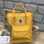 Kanken backpack รุ่น Classic แบรนด์ดังจากสวีเดนที่นิยมกันมากในหมู่วัยรุ่น กระเป๋าเป้ที่มีน้ำหนักเบา แต่มีความทนทาน และช่องว่างต่างๆมากขึ้น มีซิปหน้าสำหรับใส่ของกระจุกกระจิก และหูหิ้วทั้งด้านหน้าและด้านหลัง สำหรับการหิ้วถือได้สะดวก ใส่มินิไอแพค กระเป๋าสตาง
