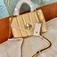 TORY BURCH KIRA QUILTED SMALL BAG พร้อมส่งที่ไทย ไม่ผิดหวังแน่นอนค่ะ! กระเป๋าหิ้วหรือสะพายข้างได้ วัสดุหนังแกะแท้ทั้งใบ ((หนังแกะจะมีคุณภาพดีเงานิ่มและแพงกว่าหนังวัวจ้า)) หนังนิ่มสวยงามมากๆค่ะ เปิดปิดกระเป๋าแบบหมุนล็อคแบบโลโก้แบรนด์ ใช้อะไหล่คลาสสิคดูหรูเ