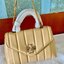 TORY BURCH KIRA QUILTED SMALL BAG พร้อมส่งที่ไทย ไม่ผิดหวังแน่นอนค่ะ! กระเป๋าหิ้วหรือสะพายข้างได้ วัสดุหนังแกะแท้ทั้งใบ ((หนังแกะจะมีคุณภาพดีเงานิ่มและแพงกว่าหนังวัวจ้า)) หนังนิ่มสวยงามมากๆค่ะ เปิดปิดกระเป๋าแบบหมุนล็อคแบบโลโก้แบรนด์ ใช้อะไหล่คลาสสิคดูหรูเ
