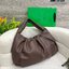 Bottega Veneta The Shoulder Pouch Bag กระเป๋าสะพายรุ่นยอดฮิต หนังเรียบสวยผิวสัมผัสนุ่มมาก ดีไซน์เฉพาะตัว ใบจริงสวยคมทุกสี