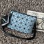 Baobao Issey Miyake Prism Kangaroo crossbody bag กระเป๋าสะพาย Crossbody รูปทรงสี่เหลี่ยมผืนผ้า ไซส์กำลังพอดี เห็นแบบนี้บอกเลยว่าใส่ของสำคัญได้แบบครบถ้วน ไม่ว่าจะเป็นโทรศัพท์ กระเป๋าตังค์ หรือพาวเวอร์แบงค์ จัดเป็นอีกหนึ่งรุ่นที่น่ารัก สายสะพายปรับได้ตามควา