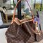 VIP 🥂 Louis Vuitton Monogram Delight Canvas กระเป๋าสะพายข้างทรงสูงใบใหญ่หนังแกะสังเคราะห์ หูหิ้วปั้มโลโก้ ด้านในมี1ช่องซิป 1ช่องใส่ของจุกจิ๊ก มาพร้อมกระเป๋าเล็กน่ารักใส่ตังค์ คุ้มสุดๆ อะไหล่ทองหรูหรา มีสายยาว ถอดสายได้ ปรับระดับได้ จุของได้เยอะ หร