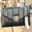 TORY BURCH KIRA QUILTED SMALL BAG พร้อมส่งที่ไทย ไม่ผิดหวังแน่นอนค่ะ! กระเป๋าหิ้วหรือสะพายข้างได้ วัสดุหนังแกะแท้ทั้งใบ ((หนังแกะจะมีคุณภาพดีเงานิ่มและแพงกว่าหนังวัวจ้า)) หนังนิ่มสวยงามมากๆค่ะ เปิดปิดกระเป๋าแบบหมุนล็อคแบบโลโก้แบรนด์ ใช้อะไหล่คลาสสิคดูหรูเ