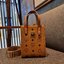 M.C.M X-MINI KLASSIK TOTE IN VISETOS สิ้นสุดการรอคอย สำหรับไอเท็มกะทัดรัด พร้อมเสิร์ฟให้คุณแบบเต็มพิกัด!! กระเป๋าสะพายมินิโท้ท ที่ตอบโจทย์ทุกไลฟ์สไตล์ ในวันสบาย วันทำงาน ออกงาน หรือวันที่ต้องลุย น้องคนสวยใบนี้พร้อมไปกับทุกคนได้เลย!! วัสดุหนังแคนวาสคุณภาพด