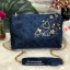 GUESS DARIN MESSENGER BAG กลับมาอีกรอบค่ะ กระเป๋าสะพายวัสดุเดนิมฟอกเนื้อดี เดินด้ายเย็บลายนวม ด้านหน้าประดับอะไหล่รูปต่างๆเข้ามาให้ดูเก๋ทีเดียวค่ะ เปิดปิดกระเป๋าแบบกระดุมแม่เหล็ก ภายในมีช่องหน้าหนึ่งช่อง และช่องหลักสามารถใส่กระเป๋าสตางค์ใบยาวได้ ของอื่นๆไ