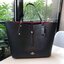 COACH MARKET TOTE กระเป๋าถือใบใหญ่ทรง TOTE ทรงกระเป๋าสวยหรู กระเป๋าใบใหญ่ใส่ของได้เยอะ Tote bag อีกหนึ่งรุ่นฮิต ให้พื้นที่จุของกว้างขวาง เชื่อว่าต้องเคยผ่านตาสาว ๆ มาก่อนแน่นอนค่ะ เพราะเป็นกระเป๋าที่ใช้งานง่าย สะพายไหล่ไปได้ทุกที่ ทุกโอกาส ด้วยขนาดของกระเ