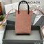 หนังแท้ BALENCIAGA Shopping Phone Pouch leather tote พกกระเป๋าช้อปปิ้งขนาดมินิ ไปทุกที่ในฤดูกาลนี้ ดีไซน์ที่ใช้ได้ทุกวันตั้งแต่หนังแบบมีเท็กซ์เจอร์ ภาพสินค้าถ่ายจากงานขายจริง ใช้งานต่างประเทศได้