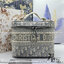 22cm Medium DiorTravel Vanity Case กระเป๋าใส่เครื่องสำอางใบกลาง จุของได้เยอะ มาพร้อมกับลวดลาย Oblique ปักอย่างประณีตและประดับด้วยสัญลักษณ์ Christian Dior Paris มาพร้อมสายสะพายและหูจับในตัว