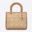 ORI 】DIOR Medium Lady Dior Bag Natural Cannage Raffia พร้อมส่งที่ไทย ภาพสินค้าถ่ายจากงานขายจริง ใช้งานต่างประเทศได้ เอกลักษณ์ของความหรู เรียบหรูมีสไตล์เหนือกาลเวลา รังสรรค์ขึ้นจากต้นปาล์มชนิดหนึ่งตามธรรมชาติ ประดับด้วยลวดลาย Cannage อันเป็นเอกลักษณ์ โดดเด