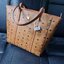 M.C.M MEDIUM TONI SHOPPER ไซส์ใหม่!! รุ่นยอดฮิต ติดกระแสไม่เลิก!! กระเป๋าสะพายไหล่ ทรง shopper รอบนี้ใบใหญ่จุใจแม่ไปเลยจ้า วัสดุหนังแคนวาสคุณภาพดี ปากกระเป๋ามีซิปรูดกันของหล่น รูดใช้งานง่าย ภายในเป็นช่องโล่ง บุผ้าสวยชิค ใส่ของได้แบบเน้นๆ สะพายไปไหนก็ได้ ค