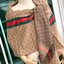 Gucci Classic Print Scarf แบรนด์ดังจากประเทศอิตาลี ด้วยงานพรีเมี่ยมกิ้ฟ ส่งมอบความรู้สึกดีๆให้กับคนที่คุณรัก ในรูปแบบผ้าพันคอและผ้าคลุมไหล่ผืนใหญ่สีสันไม่ฉูดฉาด เหมาะกับชุดที่เป็นทางการหรือลำลองก็ได้ เป็นผ้าที่ให้ความอบอุ่น ถักทอด้วยผ้าcashmere ผ้าเนื้อดี