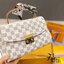 LV CROISETTE CROSSBODY BAG ให้สาวๆได้สวย ในราคาจับต้องได้ กับกระเป๋าสะพายข้าง ดีไซน์ลวดลายตารางเอกลักษณ์ คลาสสิคแต่ดูผู้ดี วัสดุหนังแคนวาส เปิด-ปิดด้วยตัวล็อคแน่นหนา ภายในโล่งกว้าง ใส่ของสำคัญได้ครบถ้วน สายสะพายถอดออกได้ ปรับได้ มีหูจับในตัว ถือเก๋ๆ หรือจ