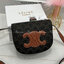 CELINE FOLCO CUIR TRIOMPHE IN MONOGRAM CANVAS กระเป๋าทรงครอสบอดี้ ลายโมโนแกรมวินเทจ รุ่นที่ดาราใช้กันเยอะมาก และเป็นอีกหนึ่งใบที่ครองใจสาวๆ ทรงน่ารักมากๆ