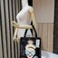 Harrods London Top-handle Shopping Bag (Large) กระเป๋า Shopping แบรนด์ดังจากอังกฤษไอเท็มยอดนิยมวัสดุ PVC+Polyester 100% ของแท้เนื้อหนาอยู่ทรงกันน้ำ ขนาดใหญ่กำลังดี รุ่นนี้ใส่เอกสาร A4 ได้ค่ะ เปิดปิดด้วยซิปสะดวกใช้ หัวซิปโลโก้แบรนด์อะไหล่เงินสวยดูดีภายในกว