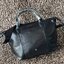 Longchamp Le Pliage Cuir Top handle bag S เรียกว่าเป็นกระเป๋าอีกหนึ่งรุ่นที่ไม่ว่ายังไงก็ฮอตฮิตและติดเทรนด์ตลอดไม่เคยเปลี่ยนกับ ทรง Le Pliage Cuir หนึ่งในตระกูลกระเป๋าสุดไอคอนิกจากแบรนด์