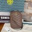 OUTTLET 】Tory burch kira chevron n/s crossbody bag กระเป๋าสำหรับใส่มือถือหรือของจุกจิกต่างๆ ได้กลายมาเป็นแฟชั่นสุดร้อนแรงแห่งปี คอลเลคชั่นนี้ออกมาเพื่อเอาใจสาวๆโดยเฉพาะ สีสันสุภาพเพื่อให้แมทช์กับสีสันของเสื้อผ้า ได้ง่าย ภายในยังสามารถแบ่งสันปันส่วนไว้สำหร