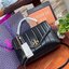 OUTLET 】Tory Burch Kira Top Handle Satchel มี2ขนาด Small/Medium กระเป๋าทรงใหม่ล่าสุดจากรุ่นคิร่า (Kira) มาในเทคนิคตัดเย็บควิลท์แนวขนาน ใช้วัสดุหนังเงานุ่ม สะท้อนแรงบันดาลใจแบบนิวยอร์กจากเบาะหนังในรถคลาสสิค Hardwareสีทองสวยหรู และจุดเด่นอีกรุ่นคิร่าคือความ
