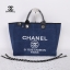 Chanel Tote canvas premium gift จากแบรนด์ Chanel กระเป๋าสะพาย Chanel Tote canvas โลโก้ปัก กระเป๋า ทรง Tote ผ้า canvas เนื้อหนาอย่างดี มีซับใน ด้านหน้าปักโลโก้แบรนด์หรู **จุดเด่นที่ หูจับมี 2 แบบคือ แบบสายหนัง และ โซ่ สามารถ สะพายไหล่ได้คะ ใบใหญุจุของคุ้ม 