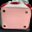 Kate spade new york Flamingo Pippa Bucket Bag 🍭รุ่นแนะนำ ราคานี้หายากแล้วจร้าา กระเป๋าหิ้วหรือสะพายข้างได้ ทรงถัง วัสดุหนังแกะแท้ สัมผัสหนังนิ่มมือดีมากๆค่ะ ด้านหน้าแต่งรูป Flamingo ดูเก๋มากๆค่ะ มีอะไหล่แบรนด์ ปากกระเป๋าแบบหูรูด ภายในกระเป๋าโล่ง ใ