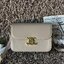 Celine MEDIUM TRIOMPHE BAG IN SHINY มีรูปทรงเป็นกล่องคล้ายกับกระเป๋า Classic Box แต่มีการออกแบบโลโก้ที่สะดุดตาแบบวินเทจ ด้วยดีไซน์ที่ดูโฉบเฉี่ยว แต่คงความคลาสสิคอย่างเต็มเปี่ยม ทำให้เป็นที่ดึงดูดความสนใจของสาวๆ สายสะพายสามารถปรับระดับได้ มีความคล่องตัวในก