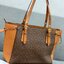 MICHAEL KORS TOTE BAG กระเป๋าสะพายไหล่ทรง Tote ใบใหญ่กำลังดีหนัง Saffiano สวยหรูอยู่ทรง ด้านหน้าประดับโลโก้สีทองสวย พร้อมอะไหล่ห้อยแบรนด์ ภายในมี 2 ช่องหลัก 1 ช่องซิปกลาง และช่องเล็ก ใส่ของจุกจิก และสายห้อยกุญแจ กว้างและจุ ใส่ ipad เอกสาร A4 กระเป๋าสตางค์