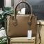 CHARLES & KEITH DOUBLE ZIP STRUCTURED BAG กระเป๋าถือหรือสะพายรุ่นใหม่ลชนช็อป ขนาดกำลังดี หนังเรียบสวยอยู่ทรงด้านหน้ามีโลโก้แบรนด์ เปิดปิดด้วยซิป ภายในกว้างจุของได้เยอะ ใส่ Ipad กระเป๋าสตางค์ หนังสือ ของใช้ได้จุ มาพร้อมสายสะพายยาวถอดปรับระดับได้ได้ มีหมุดร