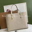 BURBERRY Embossed Crest Leather Tote Bag กระเป๋าสะพายทรงชอปปิ้ง หน้าปั้มโลโก้แบรนด์ งานหนังทั้งใบ ซับในลายออริจินอลแบรนด์หรูมากค่ะ จุของได้เยอะ ใบใหญ่ทรงสวย ภายในโล่งกว้าง สามารถใส่กระเป๋าสตางค์ยาว มือถือ ของใช้ได้เยอะ งานตัวจริงสวยน่าใช้มากค่ะ พร้อมส่งที