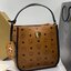 M.C.M KLASSIK LIMITED TOTE IN LEATHER BLOCK กระเป๋าโท้ท รุ่นลิมิเต็ดที่ทำเฉลิมฉลองวันครบรอบแบรนด์ ถือเป็นรุ่นที่หายากมาก ได้มารอบนี้รอบเดียวจ้า โท้ทสวยอยู่ทรง ขนาดกำลังดี พิเศษมากมาพร้อมสายหนังห้อย เข้าเซ็ท และสายสะพายสปอร์ต ถอดได้ ปรับได้ตามตัว รุ่นนี้หน