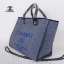 Chanel Tote canvas premium gift จากแบรนด์ Chanel กระเป๋าสะพาย Chanel Tote canvas โลโก้ปัก กระเป๋า ทรง Tote ผ้า canvas เนื้อหนาอย่างดี มีซับใน ด้านหน้าปักโลโก้แบรนด์หรู **จุดเด่นที่ หูจับมี 2 แบบคือ แบบสายหนัง และ โซ่ สามารถ สะพายไหล่ได้คะ ใบใหญุจุของคุ้ม 