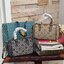 small: Tory burch T Monograme Jacquaed Mini Duffle Bag เป็นทรงกระเป๋าที่มีความฮอตฮิตตลอดกาล ด้วยรูปทรงคลาสสิคและเหมาะใช้งานเข้ากับทุกสถานการณ์ ไม่ว่าจะเป็นกระเป๋าสะพายไหล่ เพิ่มความคล่องตัวและเข้าได้กับทุกลุค ไม่ว่าจะเป็นวันสบายๆ หรือวันที่ต้องออกไปทำกิจก