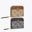 TORY BURCH T MONOGRAM ZIP COIN CASE จัดไปเลยจ้า กับกระเป๋าสตางค์รับทรัพย์ ใบสั้น สวยหรู ขนาดเหมาะมือ ถือแล้วขับผิว วัสดุผ้า jacquard ตัดสลับหนังแท้ รูดเปิด-ปิดด้วยซิป ภายในมีช่องใส่บัตร ใบนี้ใส่เหรียญ ใส่ธนบัตรได้ (พับ) พกพาได้สะดวก ไม่กินพื้นที่กระเป๋าใบ