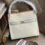 Tory burch lee radziwill pebbled small double bag กระเป๋า Lee Radziwill Double Bag สุดหรู ที่คำนึงถึงการเลเยอร์หนังและหนังกลับอย่างประณีตลงไปในงานดีไซน์ สามารถปรับปากกระเป๋าได้ 3 แบบตามต้องการ พร้อมนำเอาความเป็น American Luxury มาตีความใหม่ผ่านแง่มุมของคว